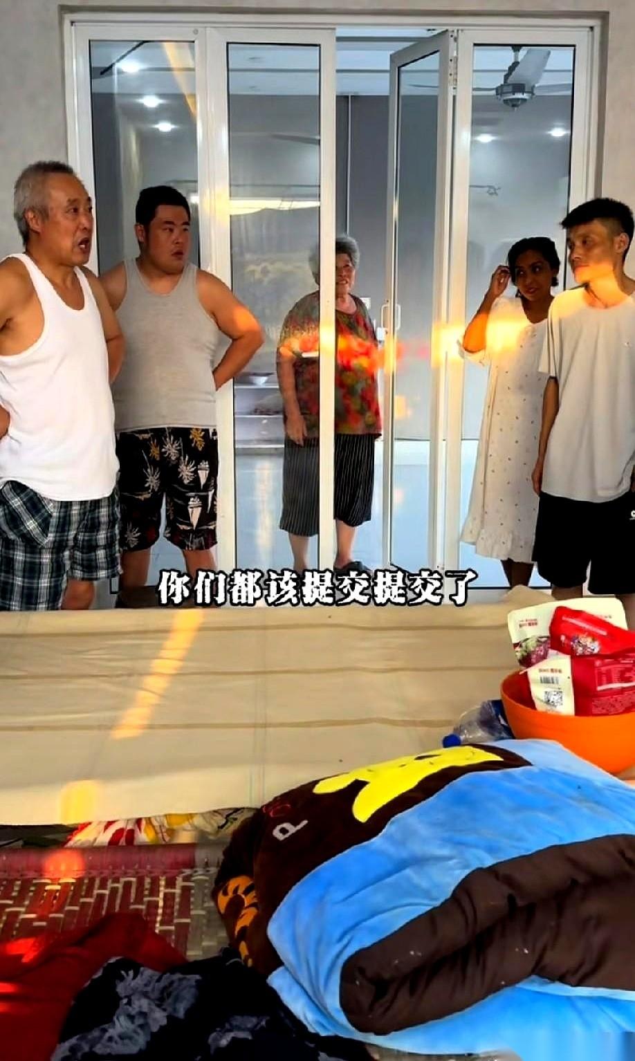 巴基斯坦的皮衣哥，这回真要走了。
这话是对着小赵说的，屋里还坐着老陆、小石好几个