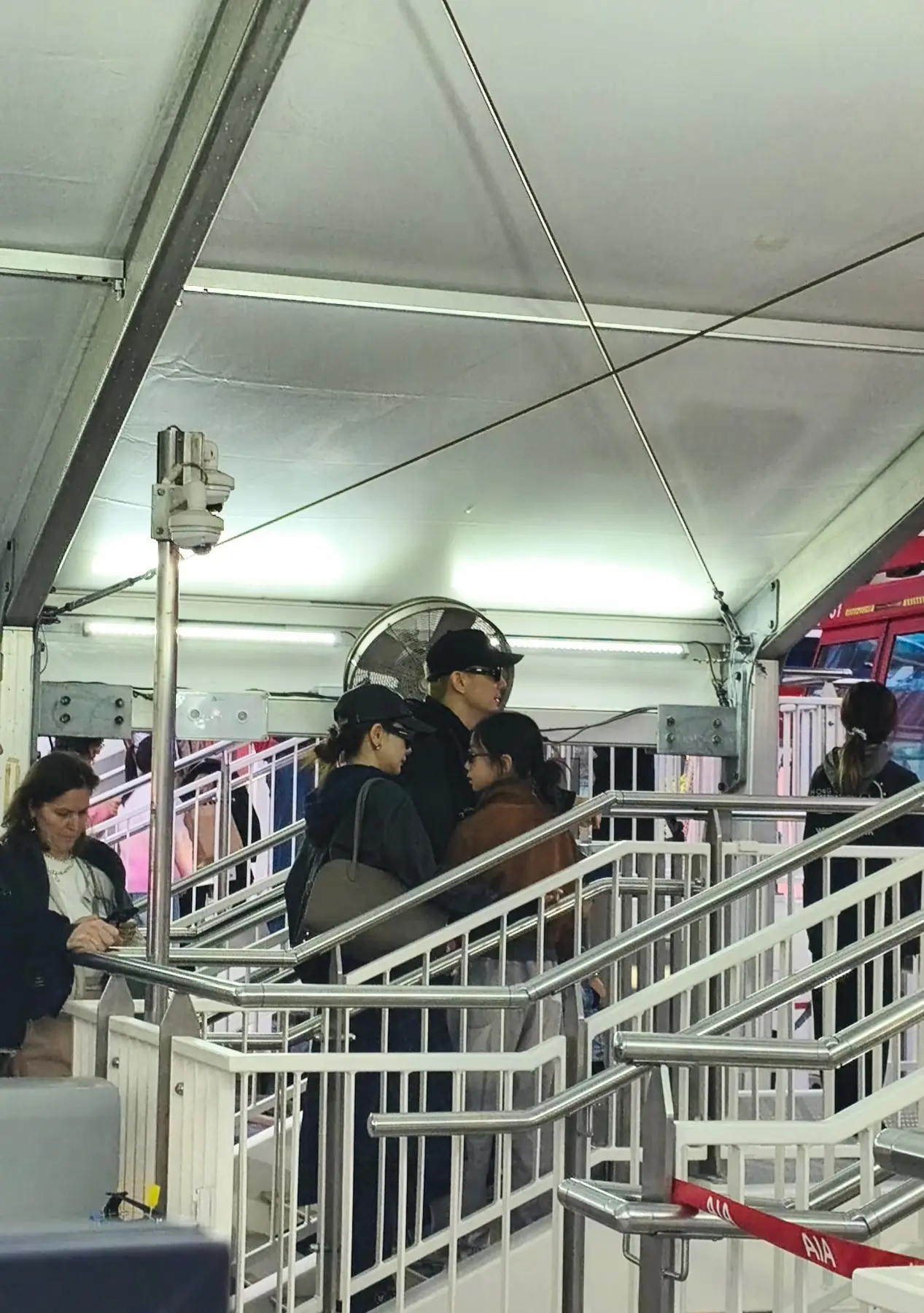 香港中环偶遇戚薇李承铉一家四口。戚薇跟女儿的侧脸一摸一样呀，母女俩太像...