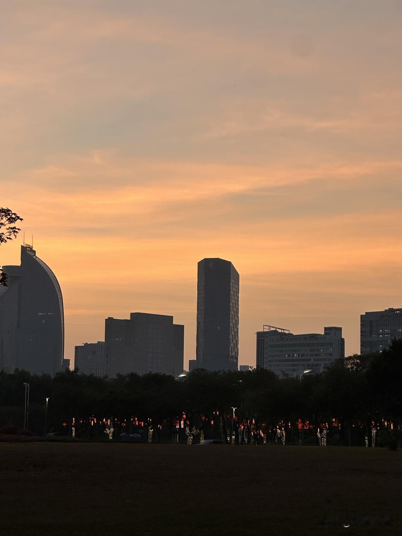 分享一张随手拍天色渐亮。