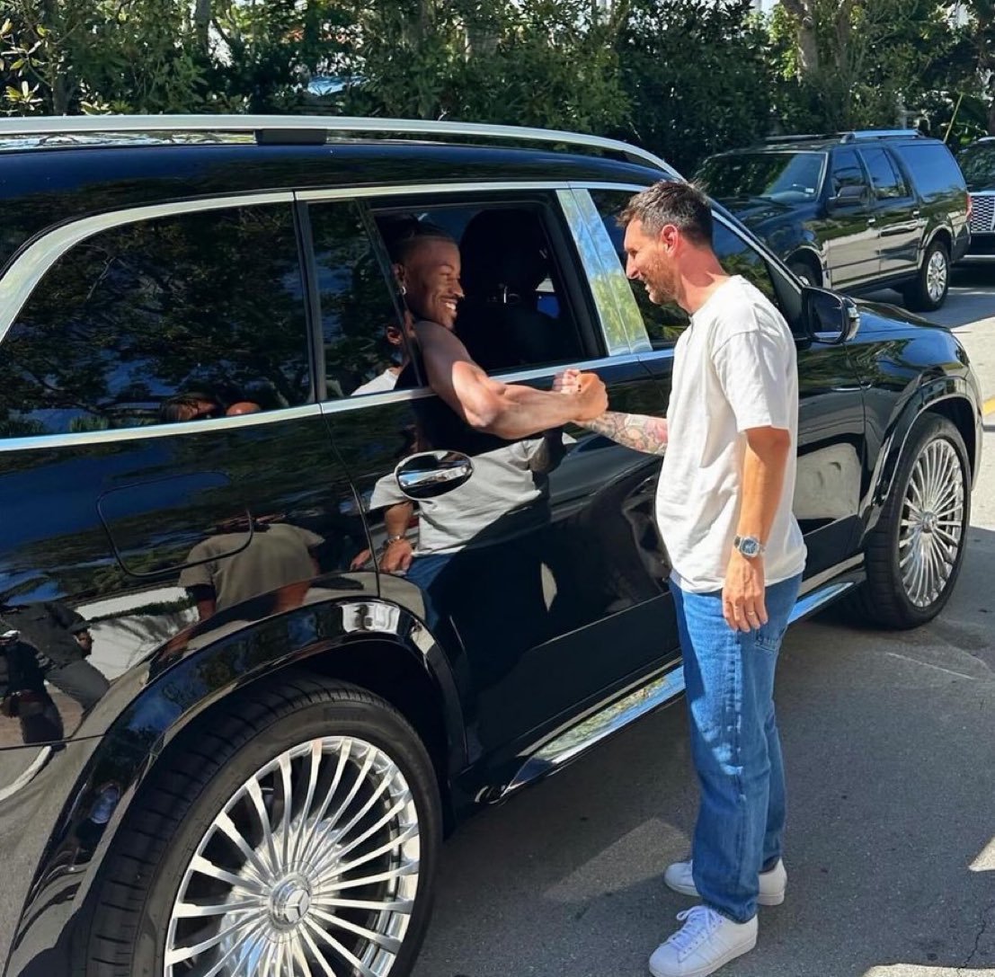 梅西与迈阿密热火球星吉米·巴特勒相遇🤝#梅西[超话]# ​​​