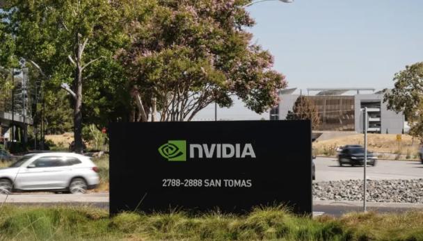 互联网消息指出，在日渐尖锐的内存短缺问题前，苹果曾利用体量、资金优势，加价抢购、