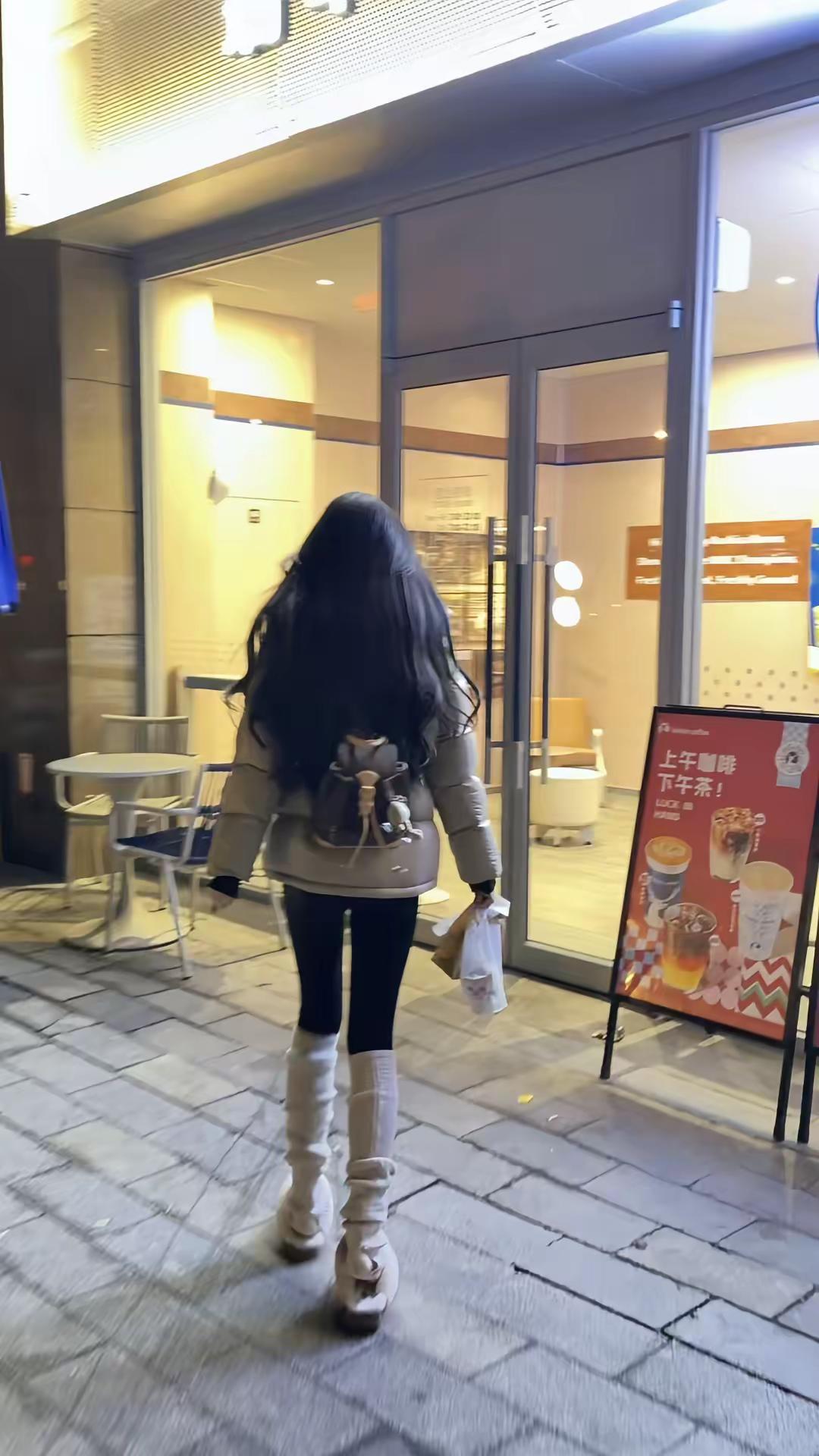 人越富衣越素。