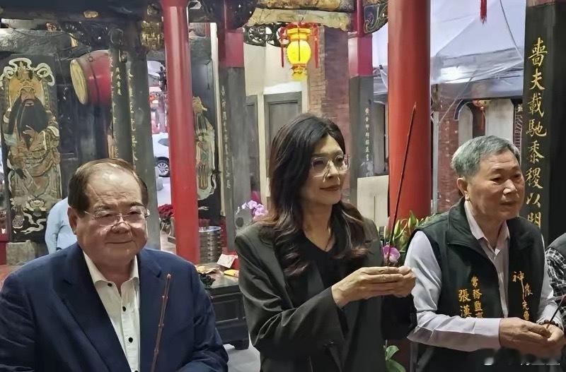 网传有消息称，国民党内有人密谋要更换郑丽文，还称“本土派大佬在秘密基地达成协议，