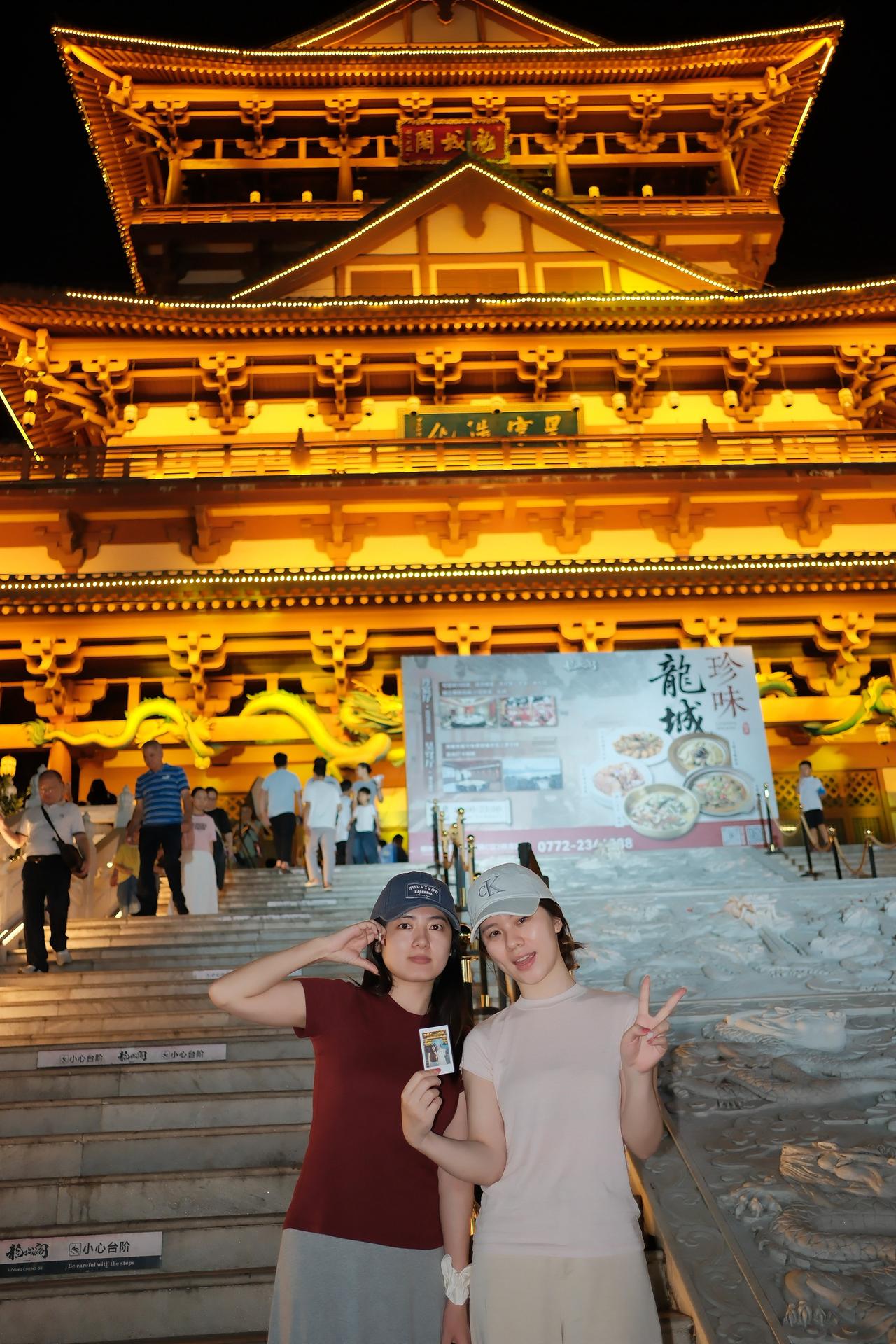 古镇夜拍赴一场城市的夜色之约 感受一下古都繁华的夜景 很哇塞的小姐姐们 活力满满