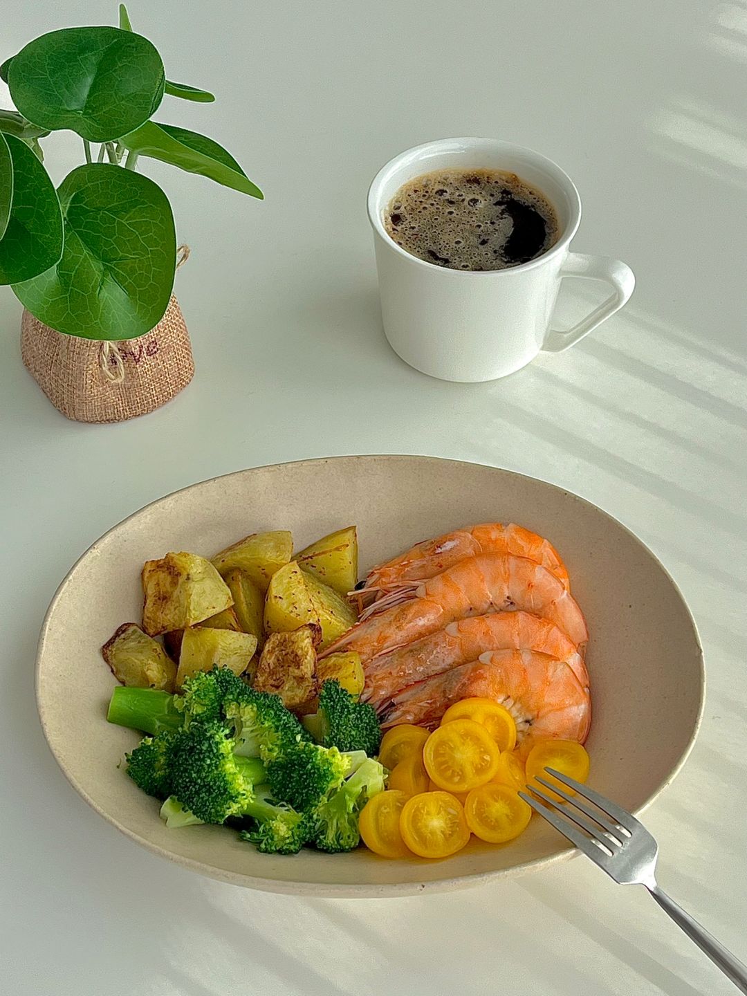 ☀️工作日早餐｜烤薯角水煮虾沙拉盘🥗