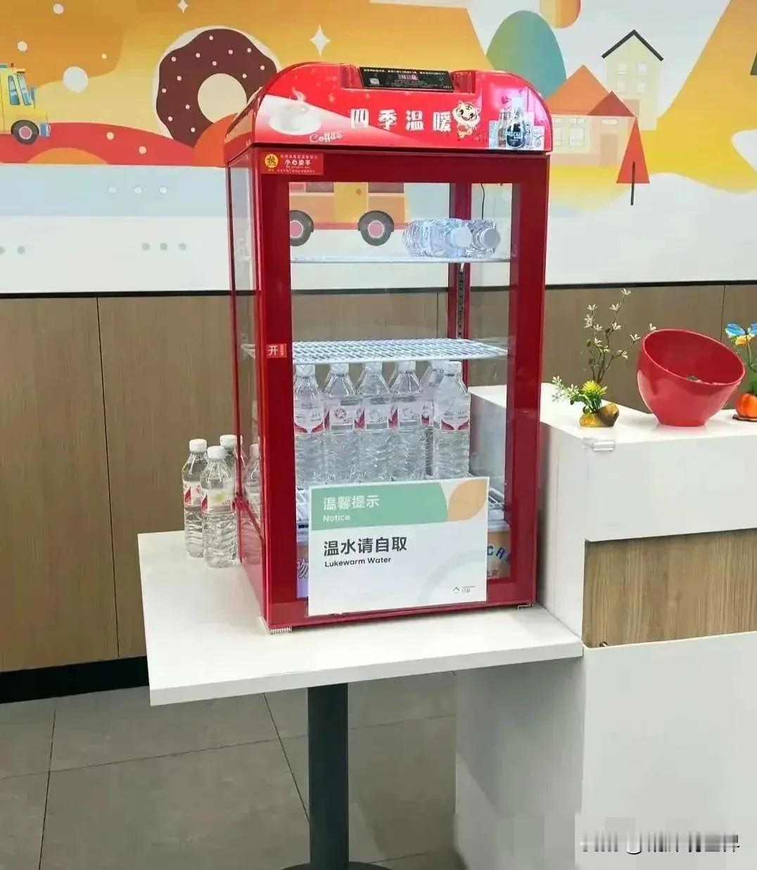 今日头条对娃哈哈是真爱啊，员工餐厅都换上娃哈哈纯净水了[心]

真好，一日三餐，