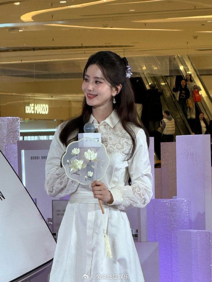 这个刘诗诗美成啥了刘诗诗镂空衬衫国风裙   刘诗诗镂空衬衫国风裙，真东方美人啊 