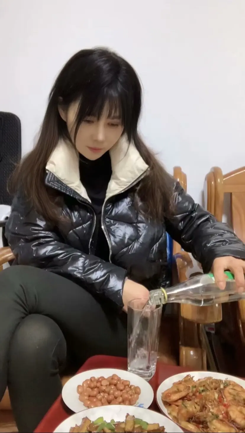 发工资同事提议每个人200去聚餐，我拒绝了，回家自己做了15块钱的虾...