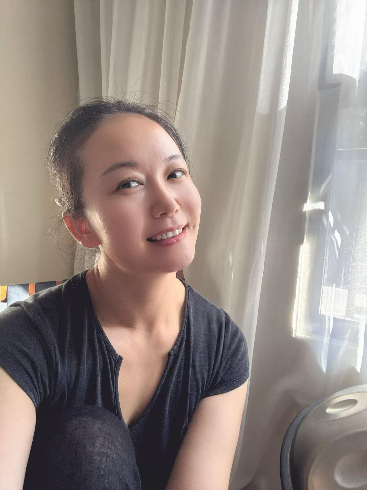 存钱灵活可控，能随时用但抗风险弱；保险主打风险保障，比如大病、意外时能兜底，不过