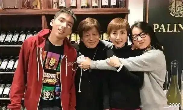 梁小龙一家四口的全家福，颜值都挺高的没想到就这么突然的去世了，梁小龙饰演的陈真，