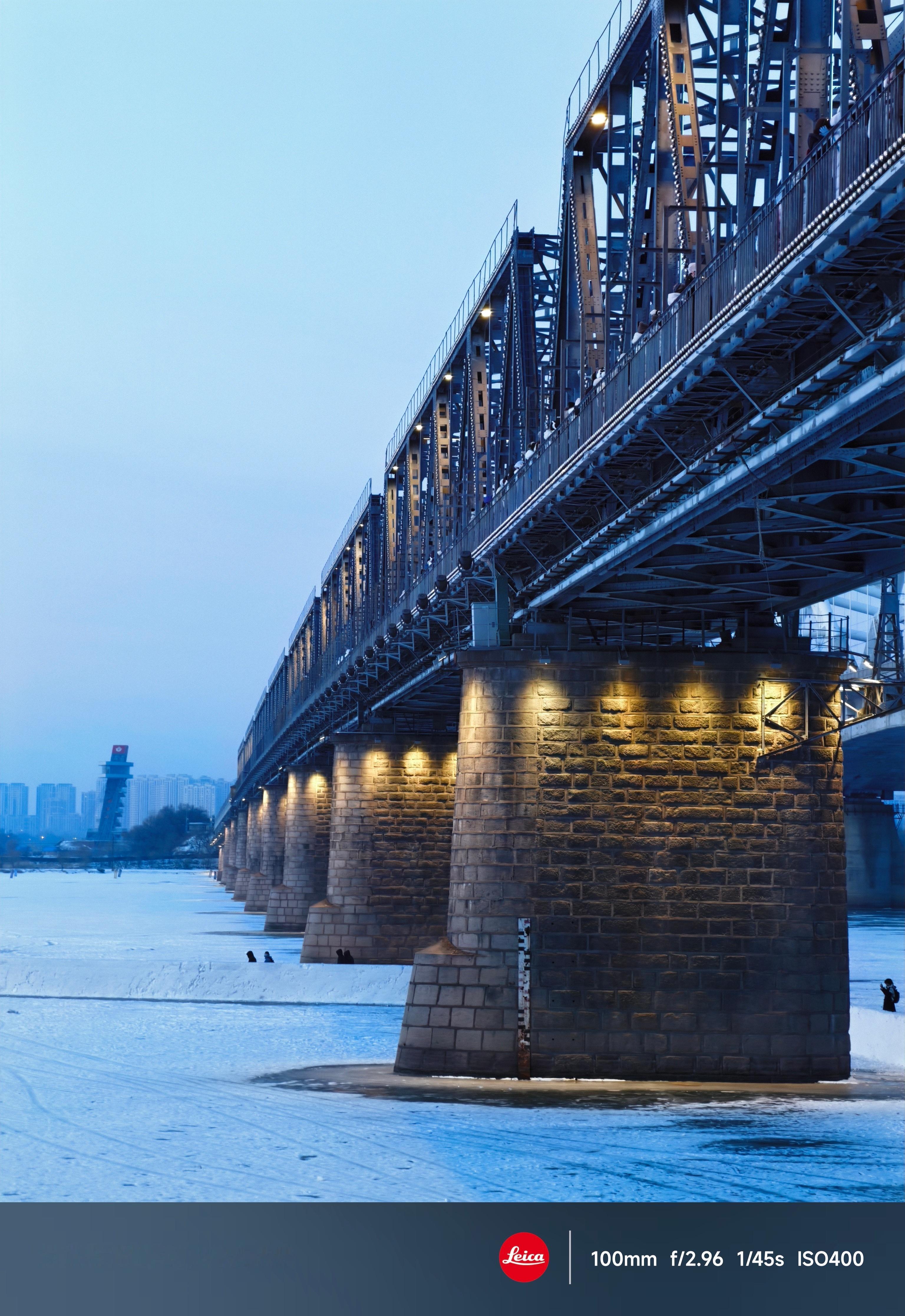 以前手机上都是定焦镜头，只要不是几个原生焦段，通通都是数码裁切，小米17 Ult