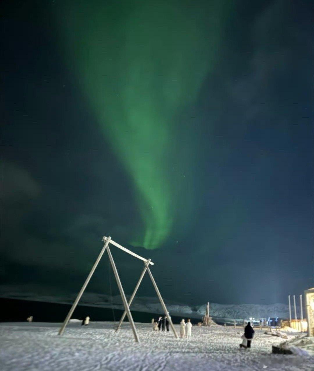 浙江一车企载着车主去北极追极光 浙江车企也太宠粉了！直接带车主冲北极追极光，零下