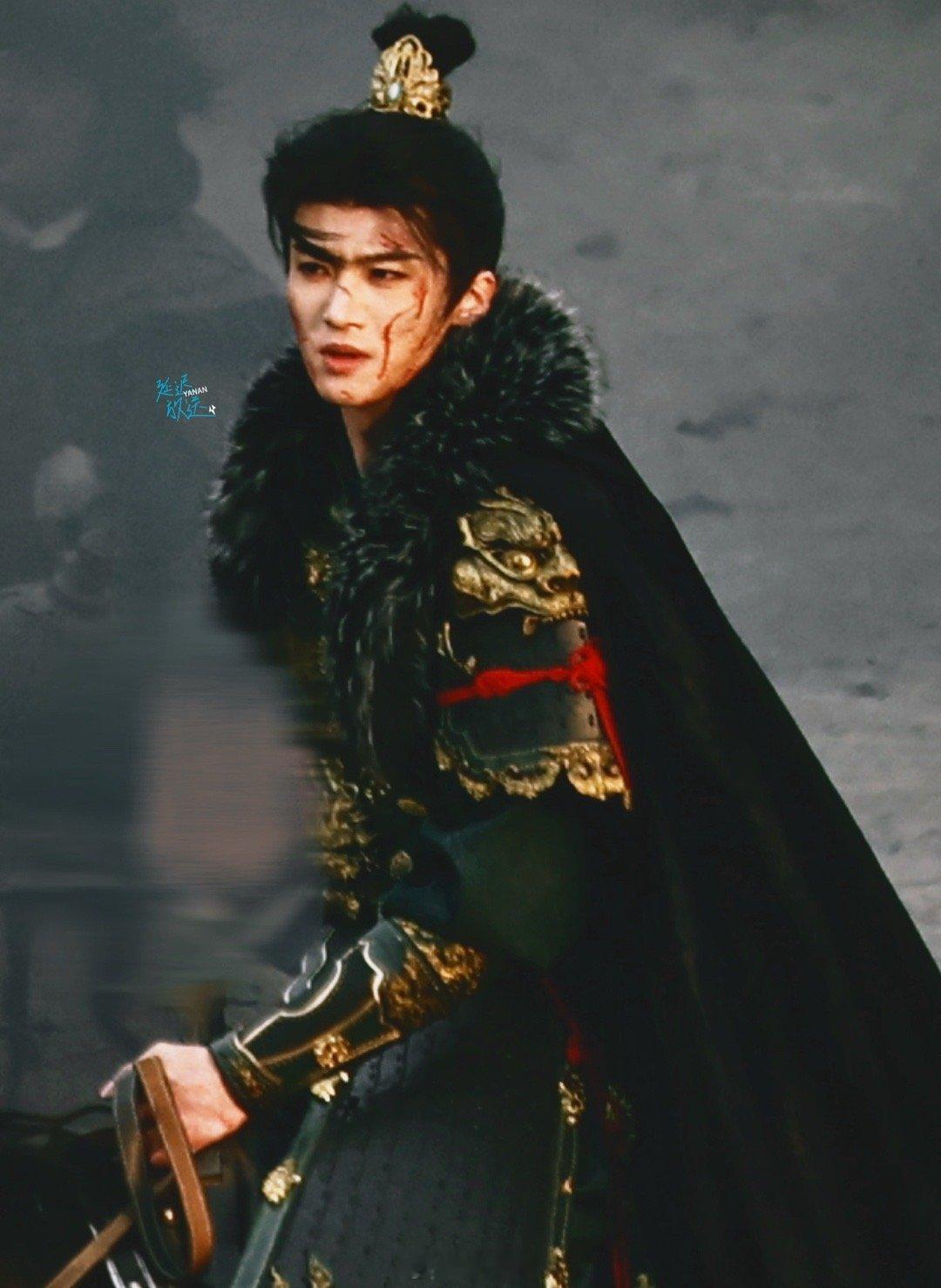 战损版闫桉 闫桉的战损妆造，堪称“角色灵魂的显影液”。血迹斑驳的铠甲诉说着经历的