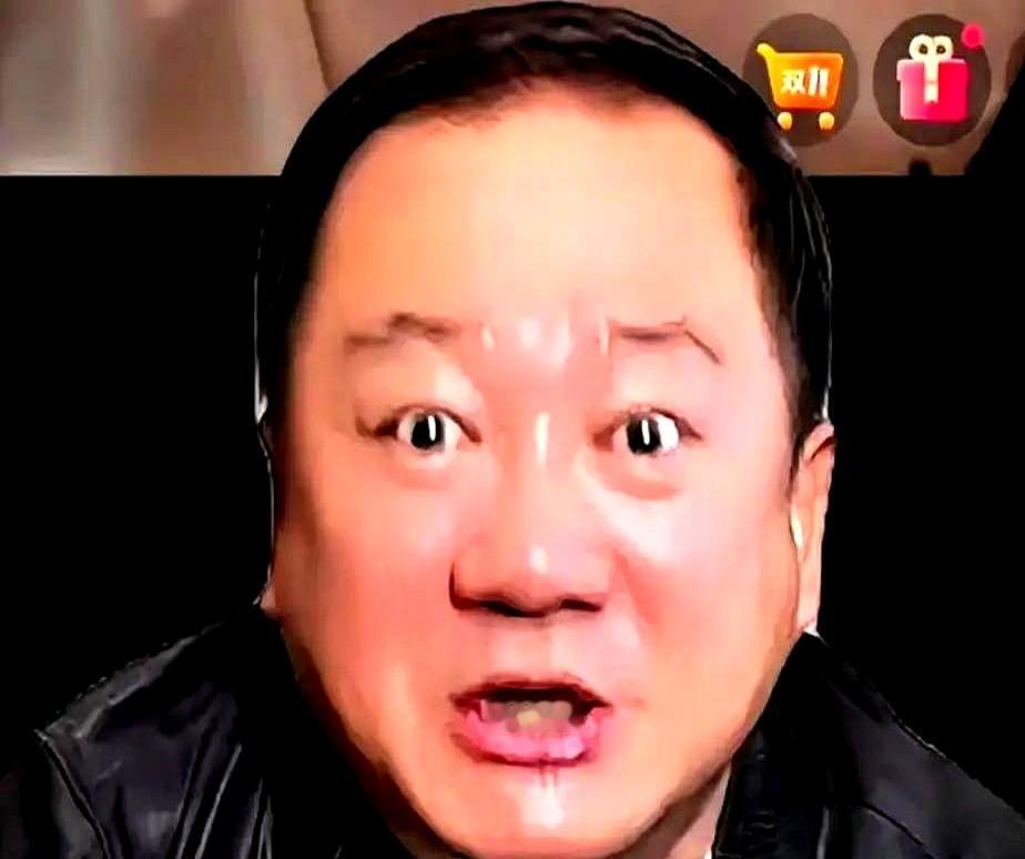 谢广坤这一跪，戏里戏外都炸了锅。

直播间里被儿媳王小蒙怼到下不来台，当着几十万