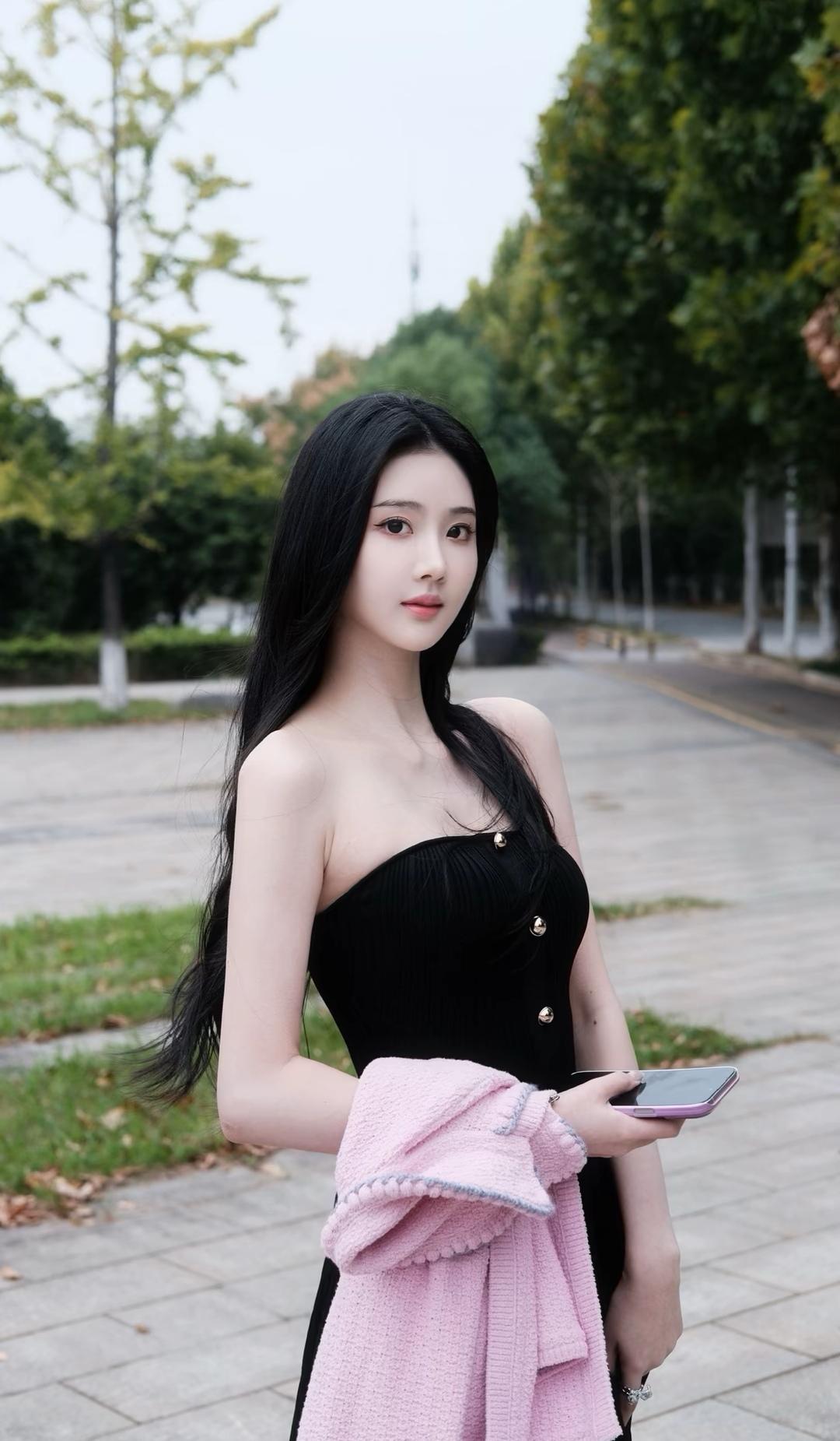 红袖添香夜，月华照美人。