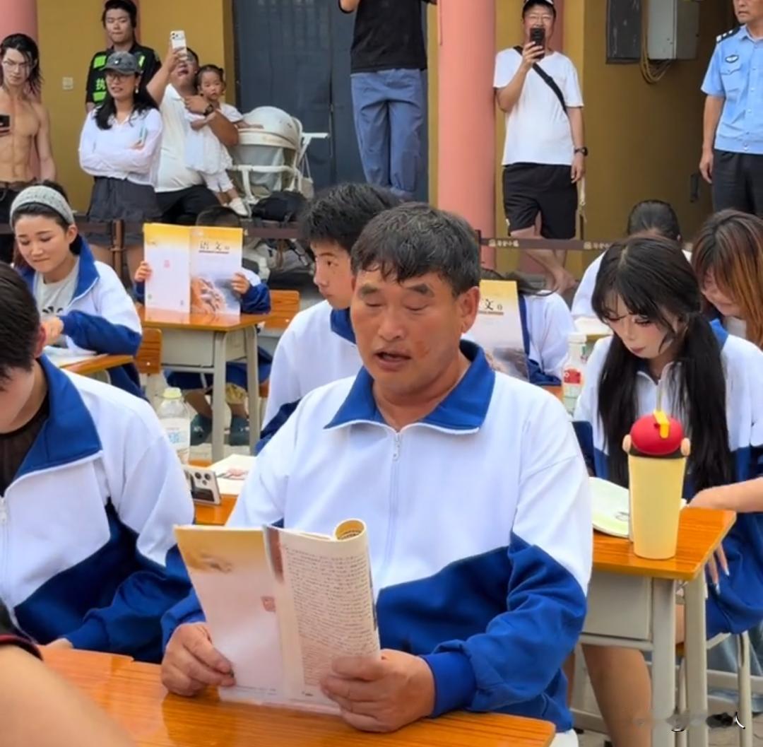 我真服了，怎么每次朱之文都有不同的皮肤和出场方式。朱之文穿着校服，感觉有点像老黄
