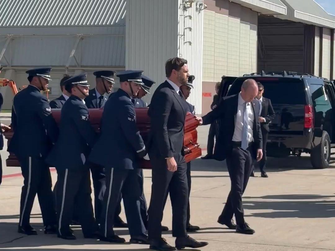 据《大西洋月刊》报道，在保守派活动人士查理·柯克遇害后，特朗普政府多名高官已悄悄