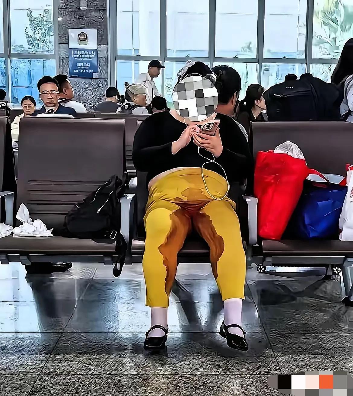 我的天啊😦
今天在高铁站icon看到个女孩，
裤子沾了一片红，她自己还浑然不觉