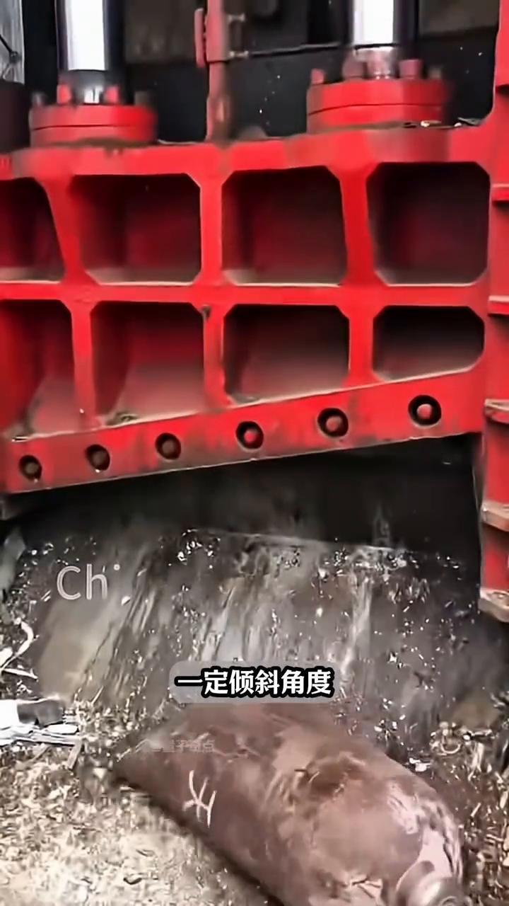 注意看这个东西，相信很多外行人都没见过，这叫龙门剪。这可不是古代的刑具，巨大的刀