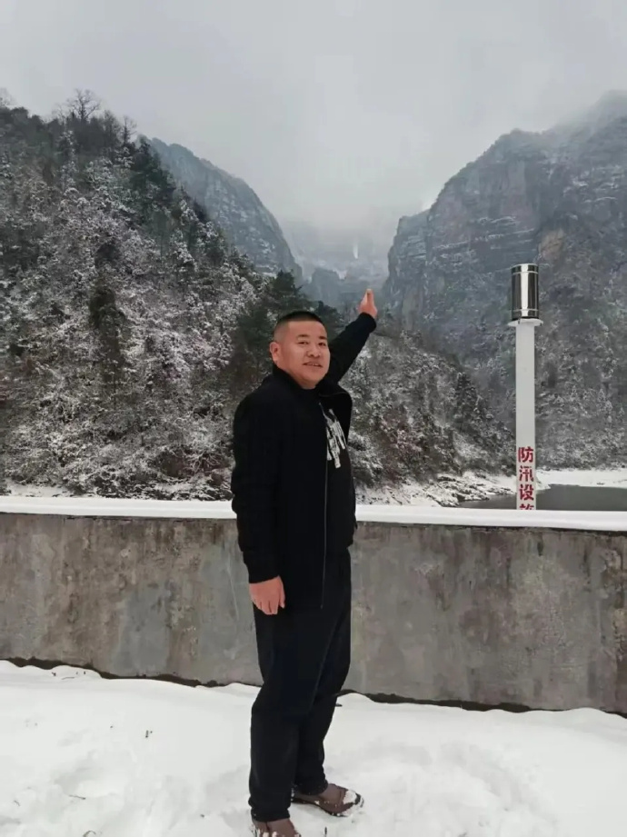 救下11名韩国人的司机已下葬6月29日，张家界司机肖波在昏迷前奋力停稳客车，救下