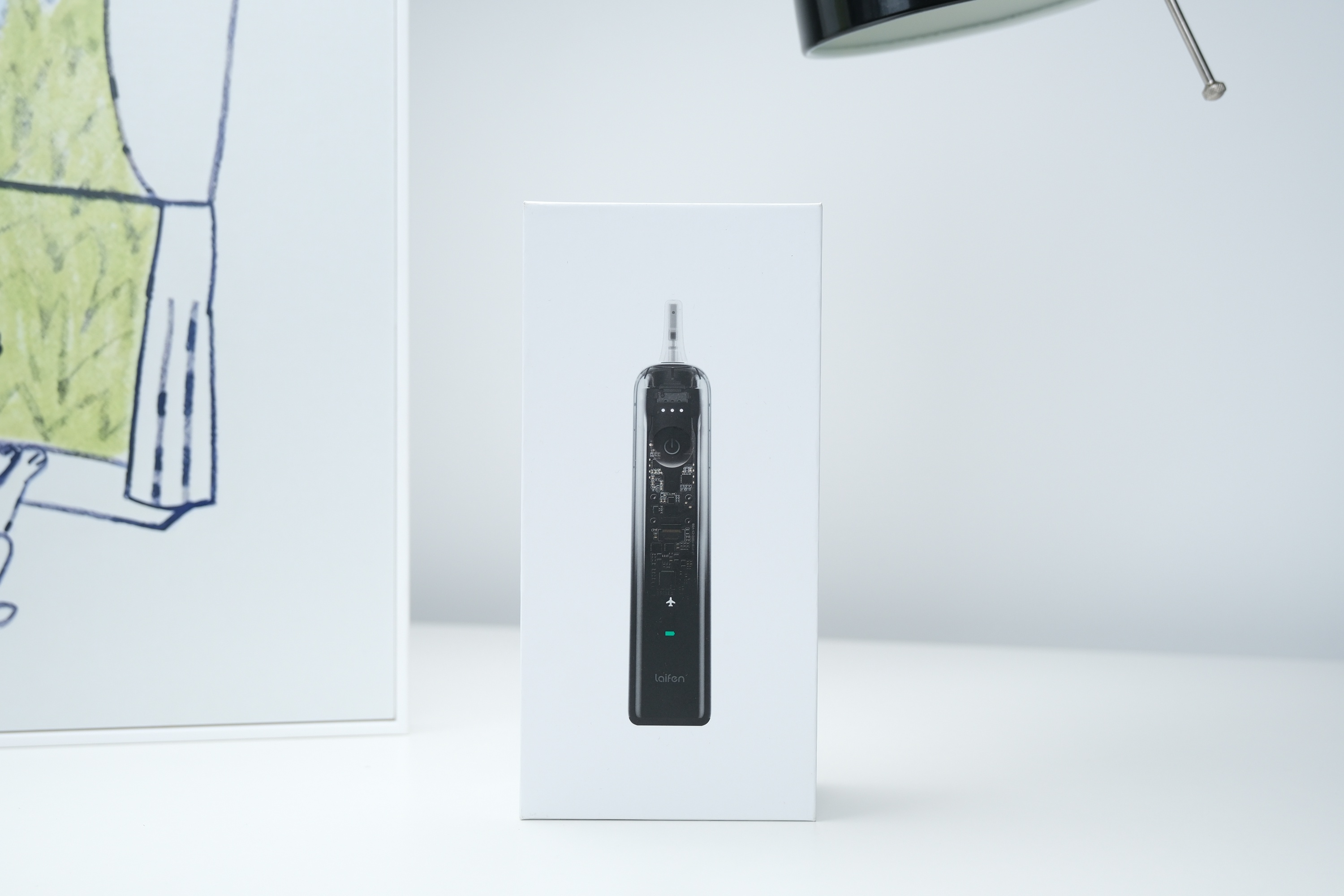 徕芬扫振电动牙刷 i2，把最近科技圈很火的「透明」设计，做到了电动牙刷这个品类上