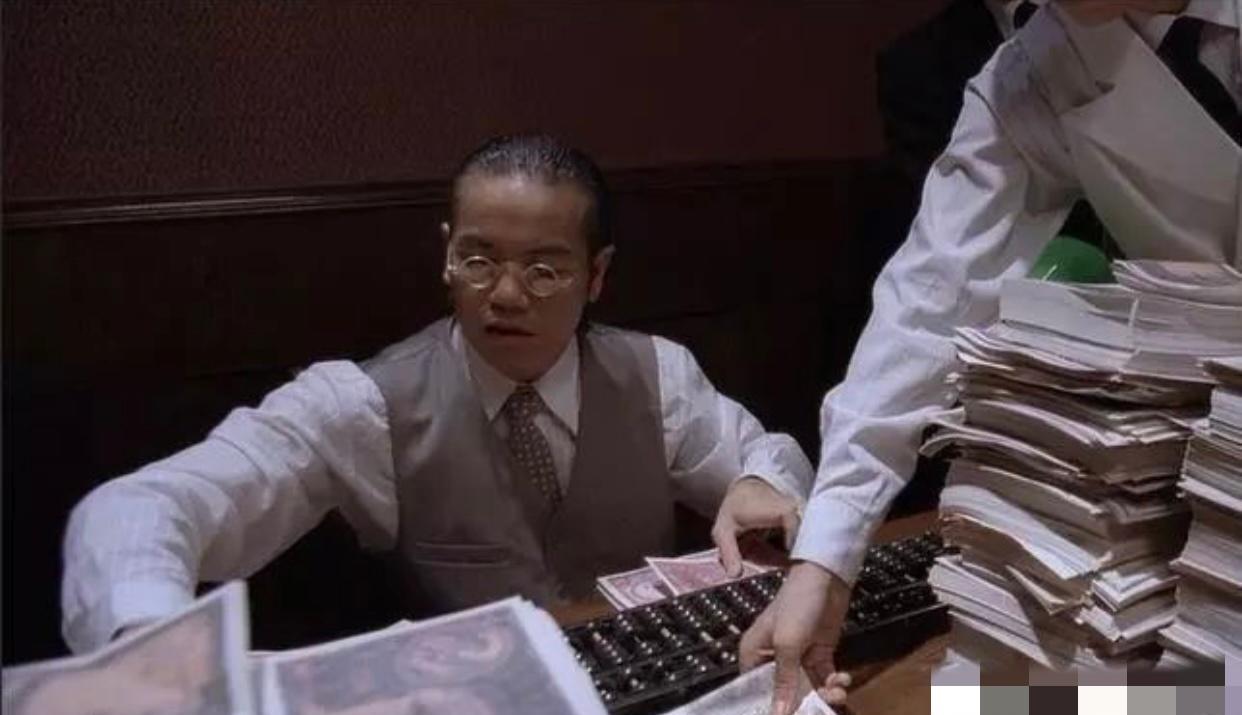 九龙城寨的赌场流水曾像血管一样泵满港币。
吴锡豪的手下凌晨四点蹲在霓虹灯下数钱—