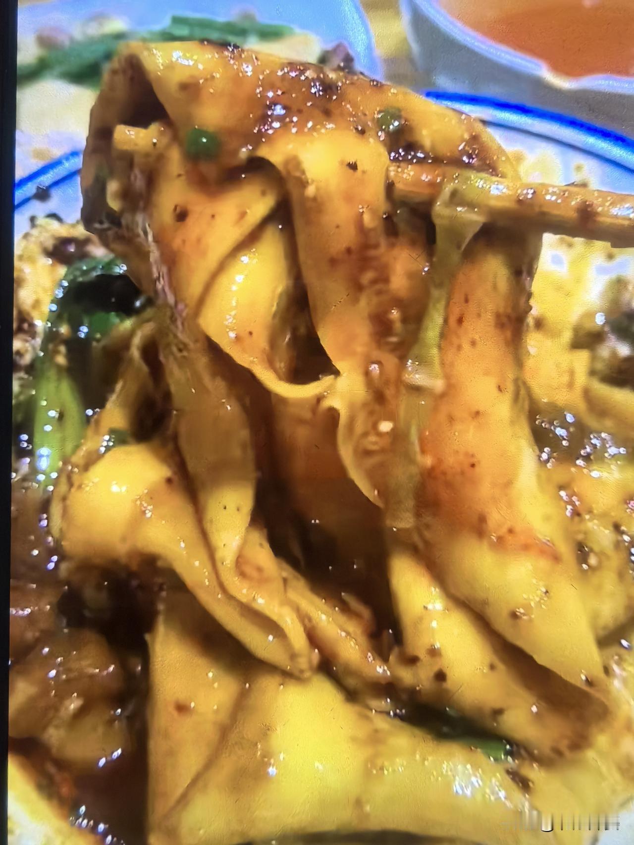 昨天周末，吃完中午饭，我就和了一块面，早点和好放那醒着，晚上给孩子们做油泼裤带面