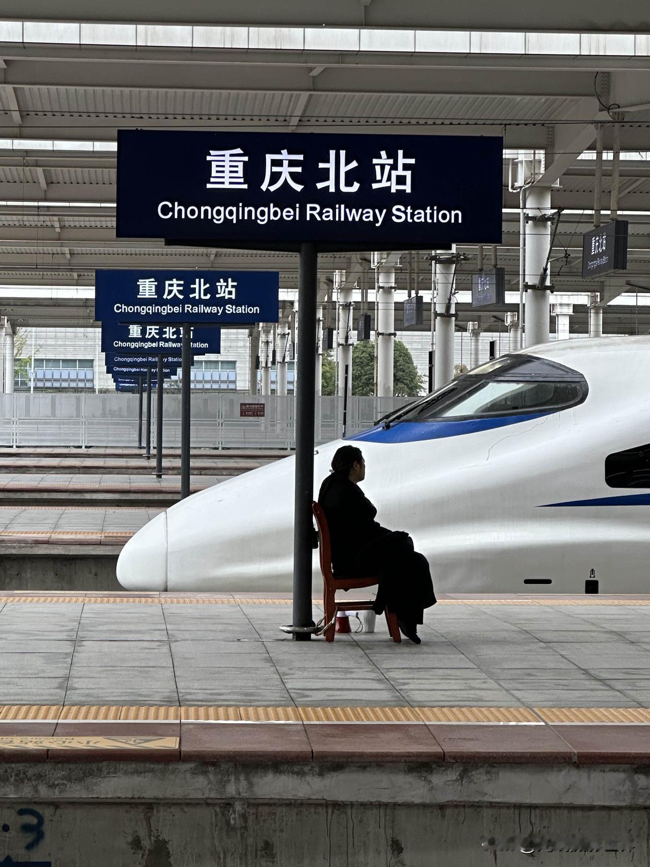 虽然从车尾走到车头，有点怨言！但是，重庆北站，K 1095次列车的第一节车厢，这