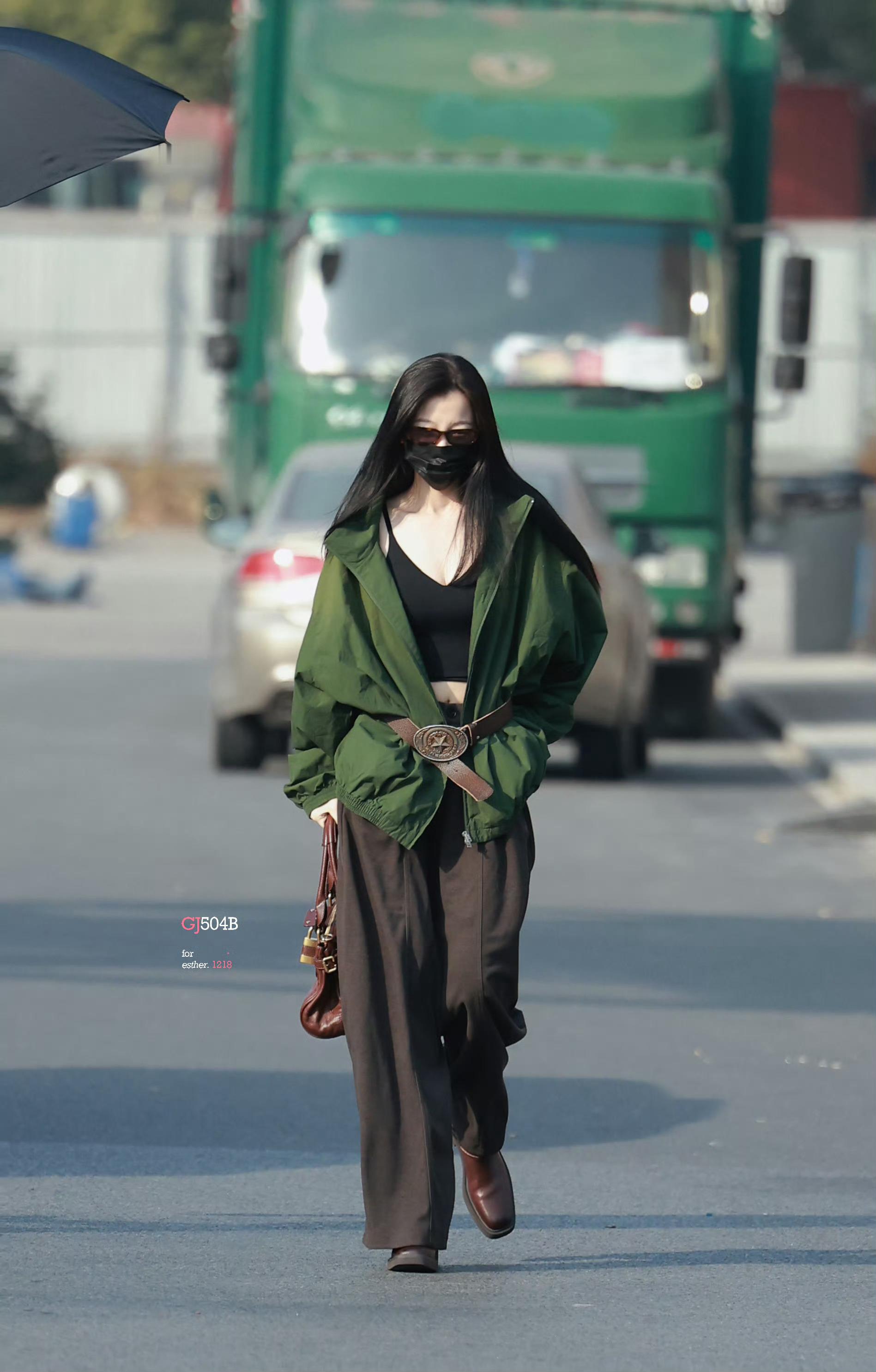 虞书欣今日份上班穿搭：低胸+露肚脐她不冷吗