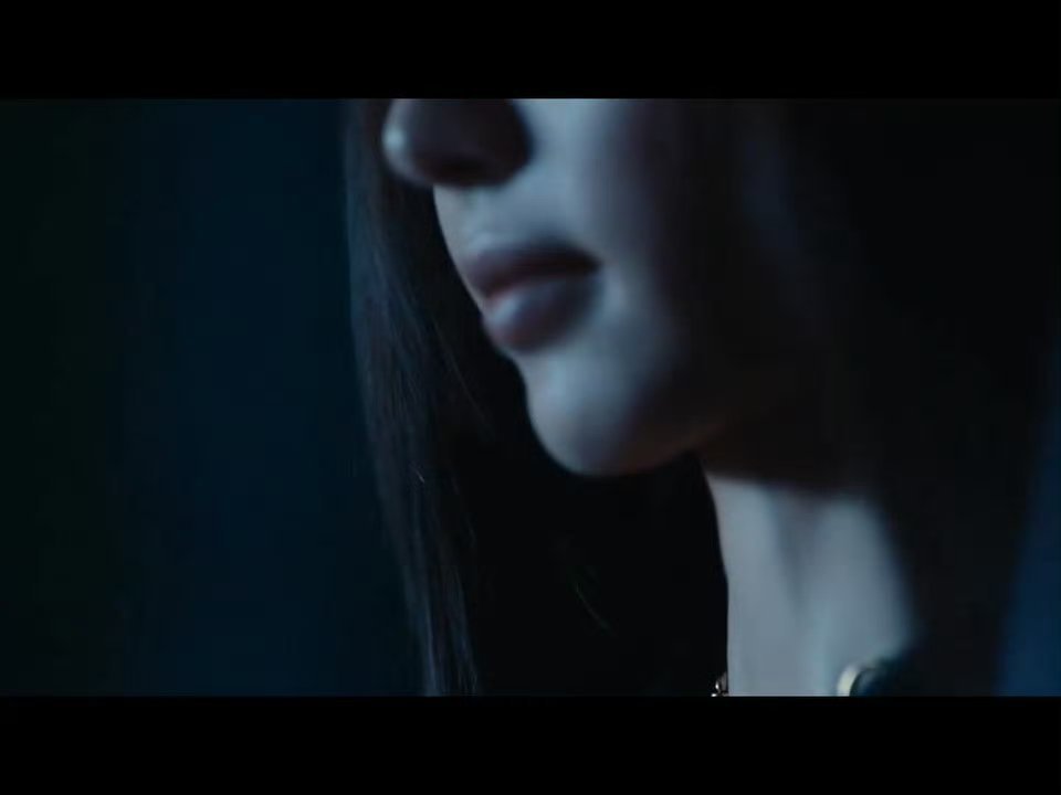 田曦薇雨中阴湿女鬼味儿一场雨夜时尚短片，让大众看见演员形象塑造的更多可能性。过往