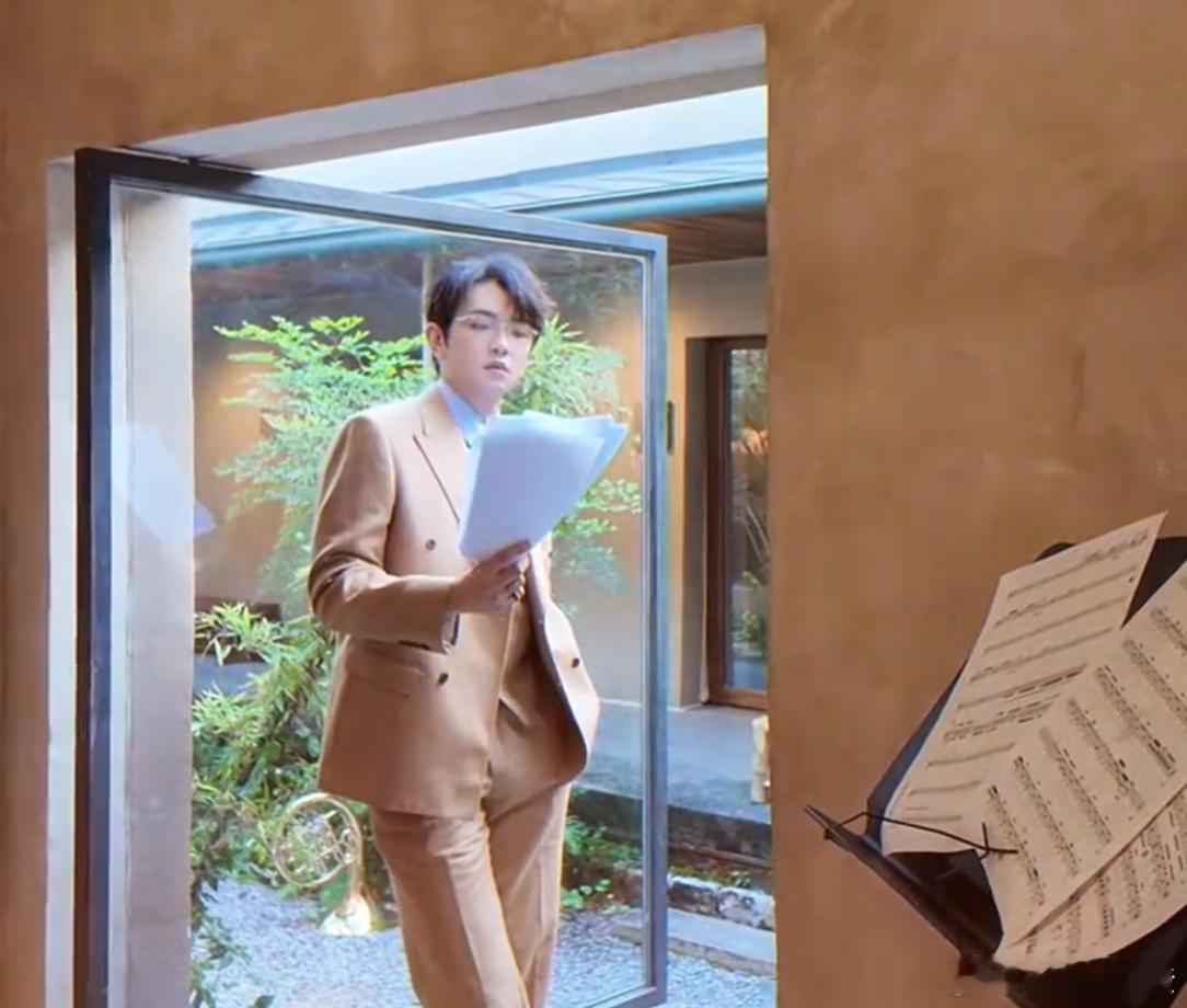 被颜人中在音综里的造型帅到失语！黑色风衣配银色项链，连手指修长都和孟宴臣一模一样