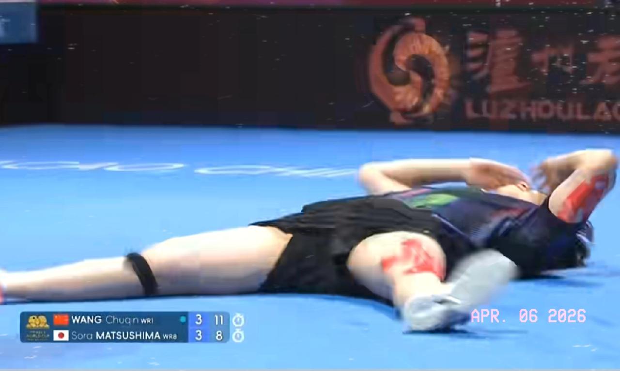 看王楚钦夺冠后躺倒在地的瞬间，真的被感动、泪水涌眶破防了。
七局苦战，2-3濒临