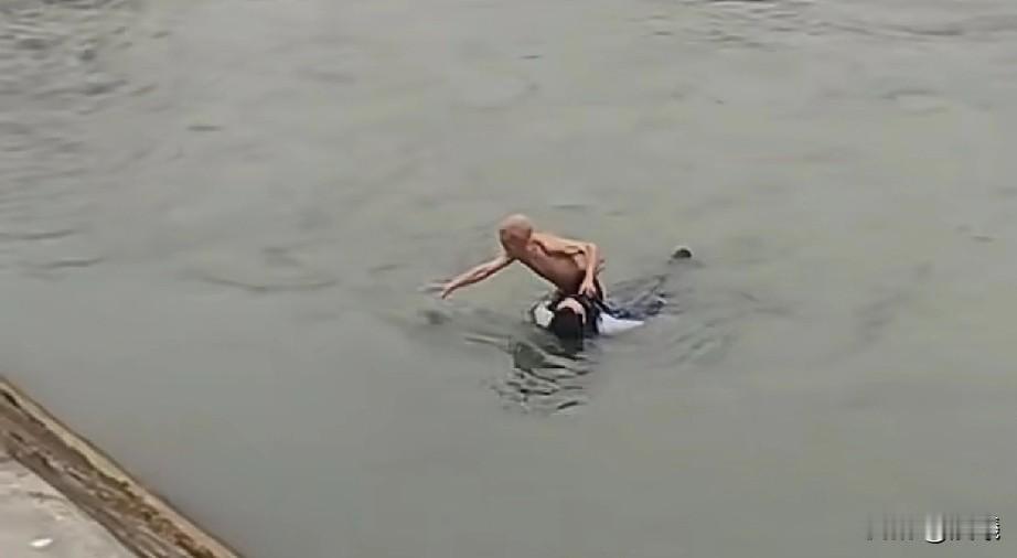 太感人了。为71岁的刘桂元大爷点赞。

成都安靖街道方桥村回水沱水域那地方，平时