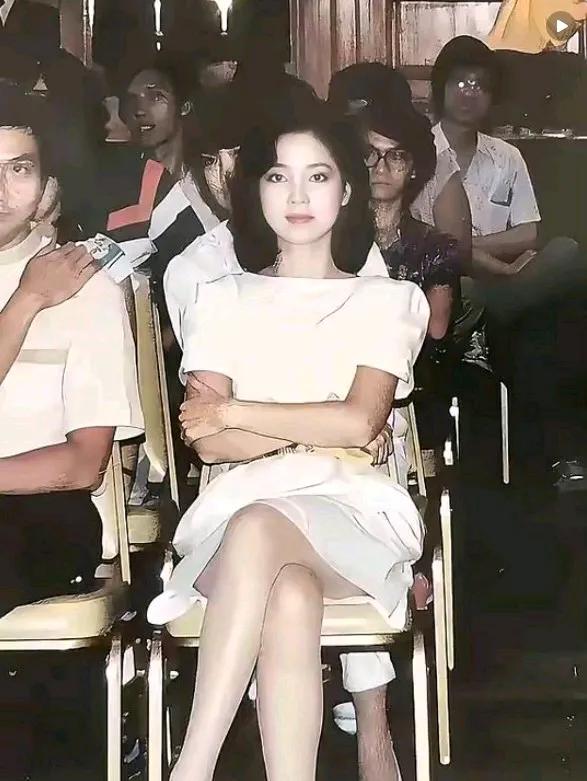 这是一位在八十年代华人圈公认的美女，她身材苗条，五官精致，再配上一身优雅知性的白