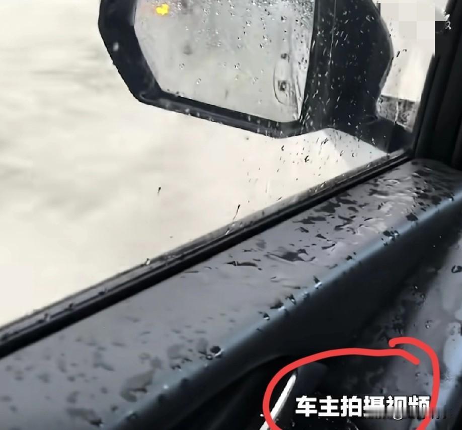 太猖狂了！5月27日，中国青年报报道，河南沈丘，一辆私家车在积水路段非但不减速，