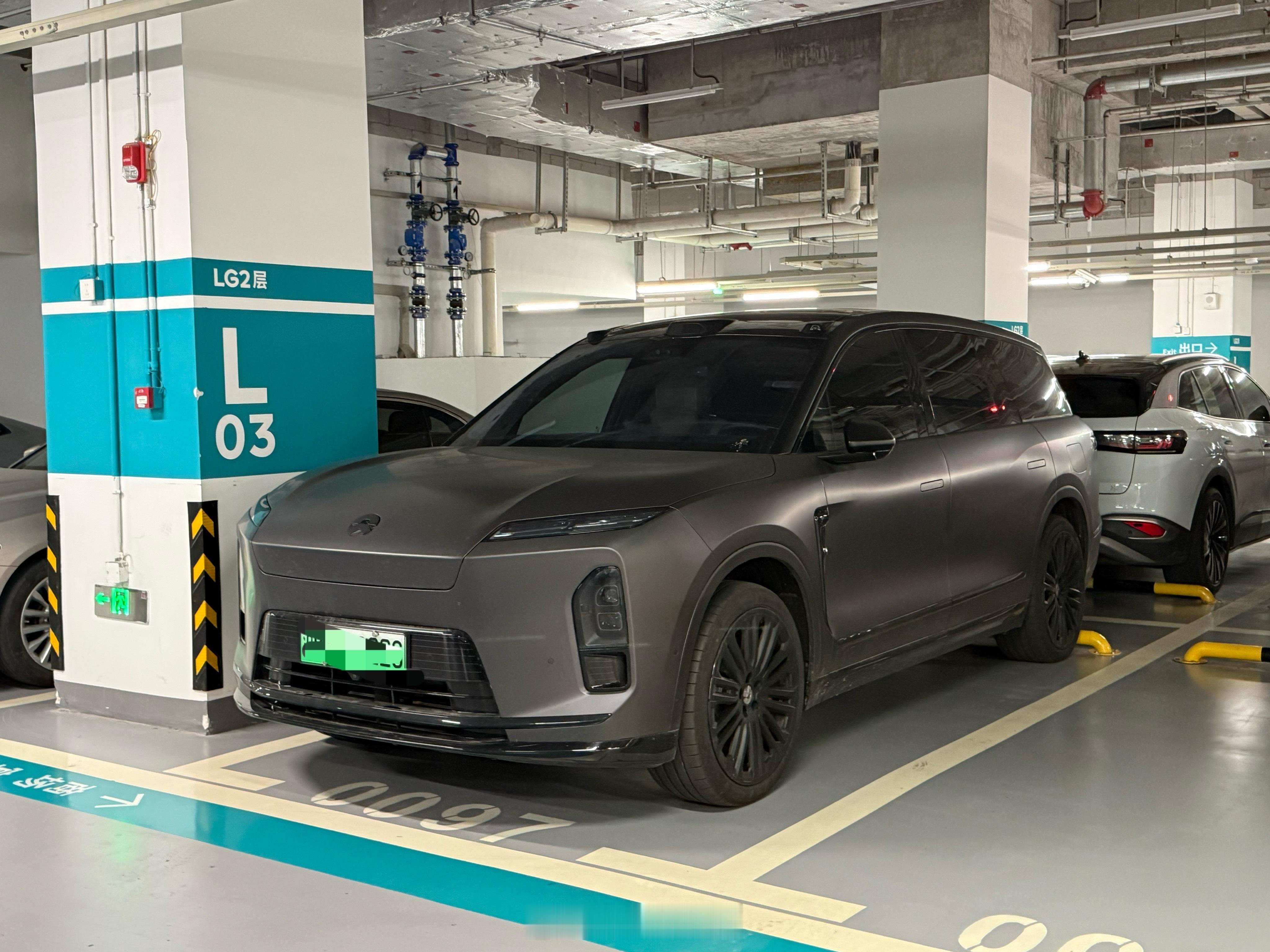 这辆全黑化 ES8 改的还挺帅的，贴了磨砂的改色膜，所有的镀铬件和轮圈也都弄黑了