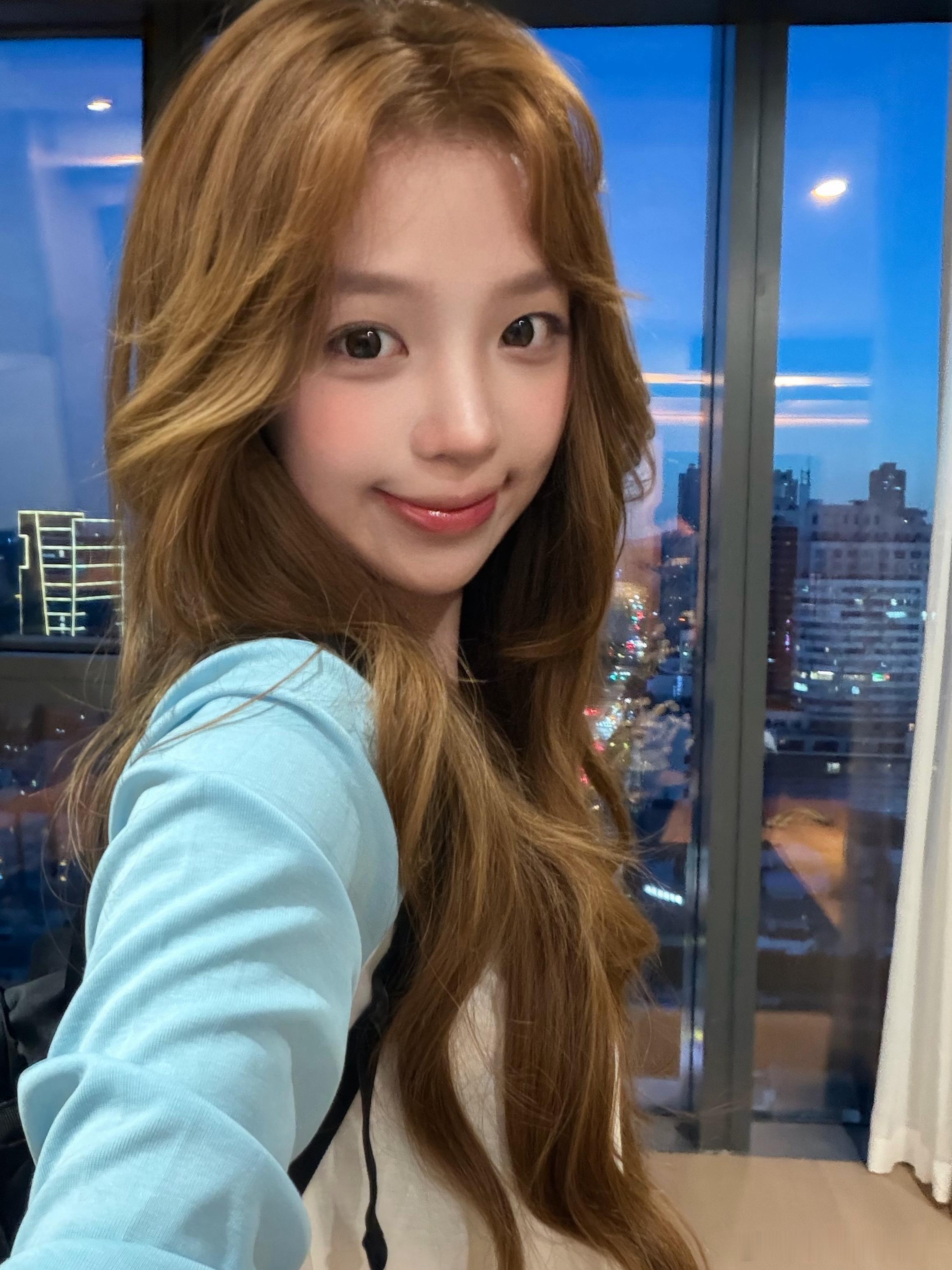 今天来南京看了我喜欢的脱口秀演员的线下！刘仁铖很好笑也很可爱^-^看完演出还能合