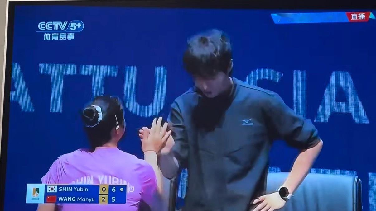 申裕斌打累了可以看看教练的脸 申裕斌场边教练凭颜值火遍全网，亚洲杯镜头多次聚焦，