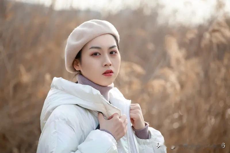 当今社会，女人这辈子只能靠自己。
以前，老祖宗说:女人是湖飘草，随风飘到哪里就在