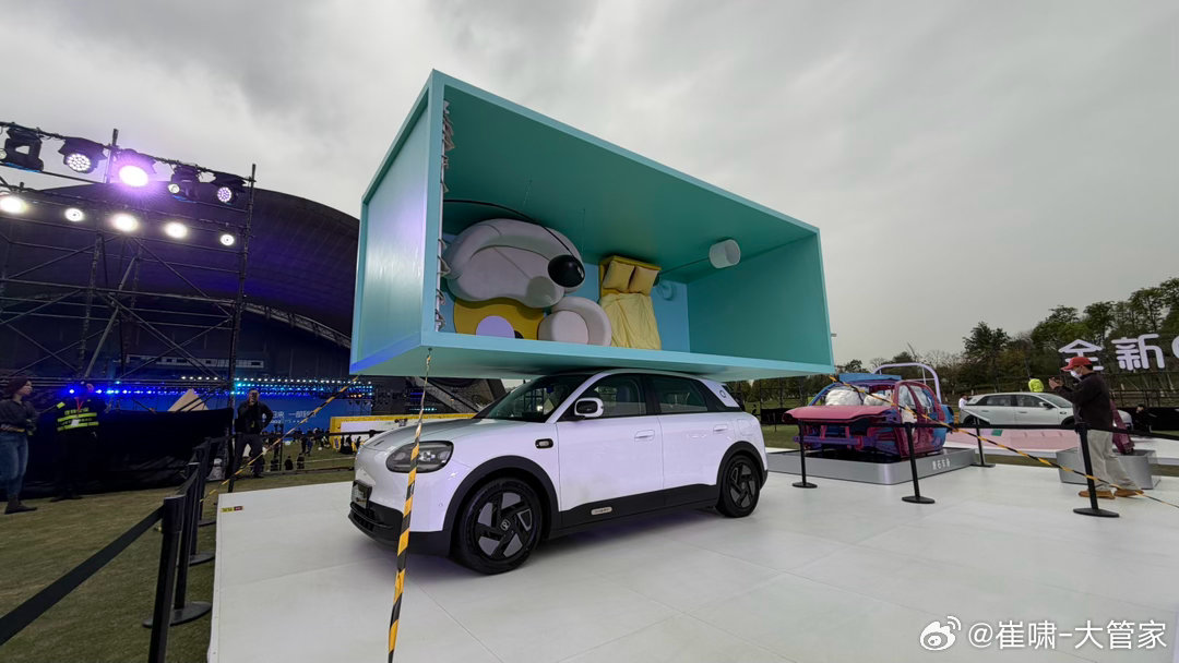 “一辆车，顶起一个家”我想奇瑞QQ这个布展是要说这个意思吧 成都·成都露天音乐公