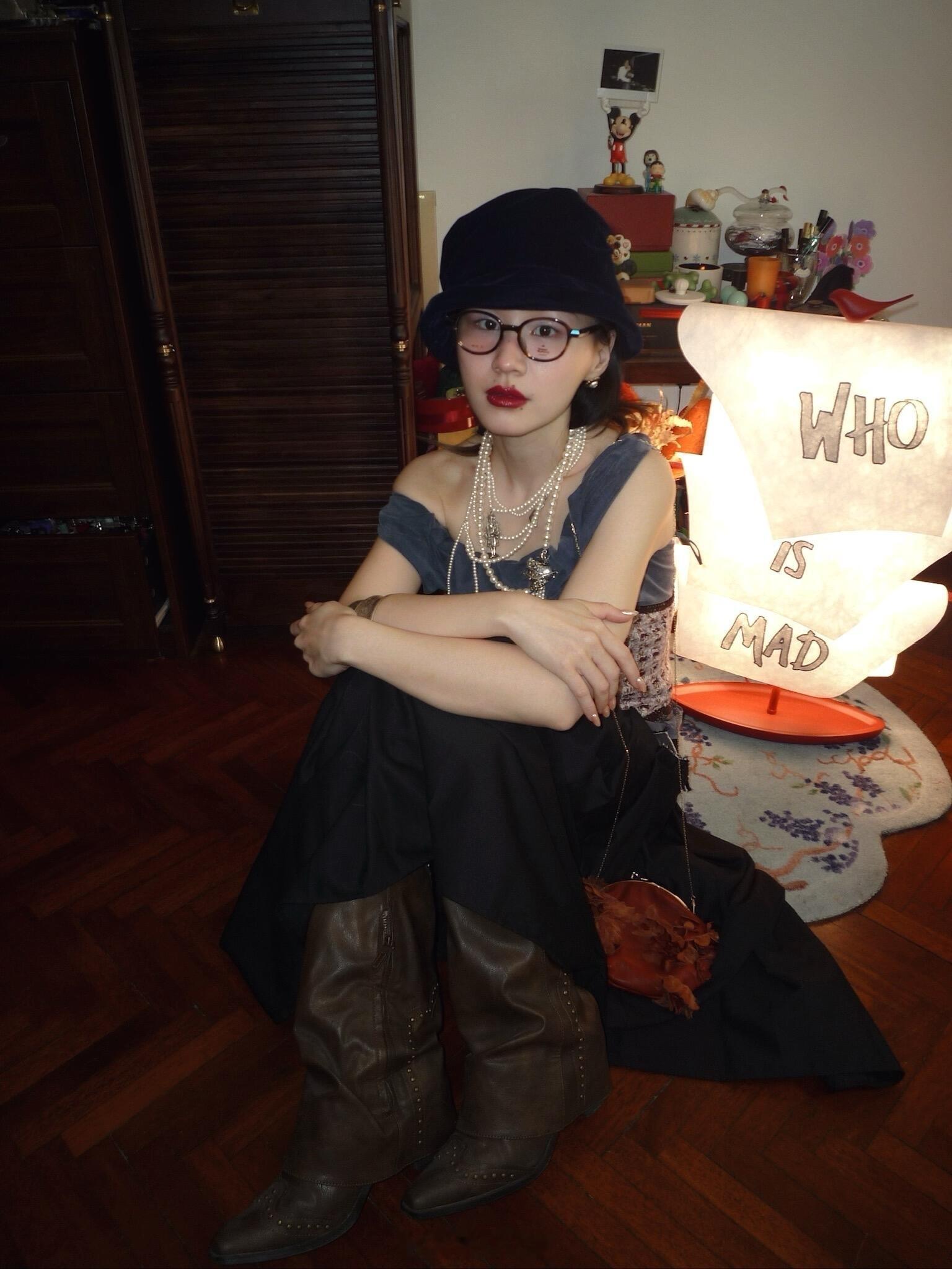 金靖调侃自己的建模金靖说自己建模不算好的别人的美貌靠化妆，金靖的魅力靠性格！在这
