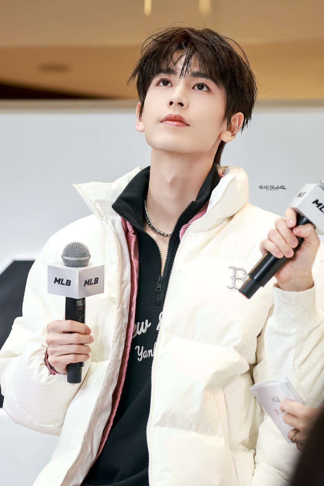 张凌赫身上淡淡的苏感张凌赫的帅轻而易举，由内而外的苏感