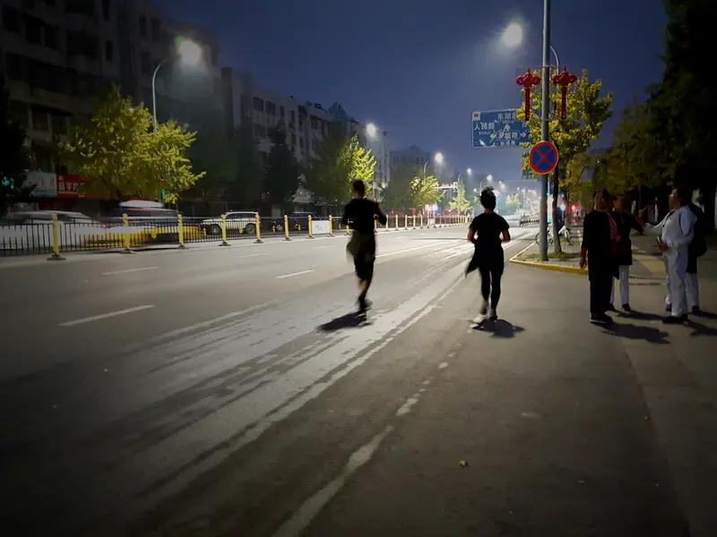 早上晨跑，空腹跑还是饭后跑，这是个值得探讨的问题。我建议尽量空腹跑。饱腹跑容易让