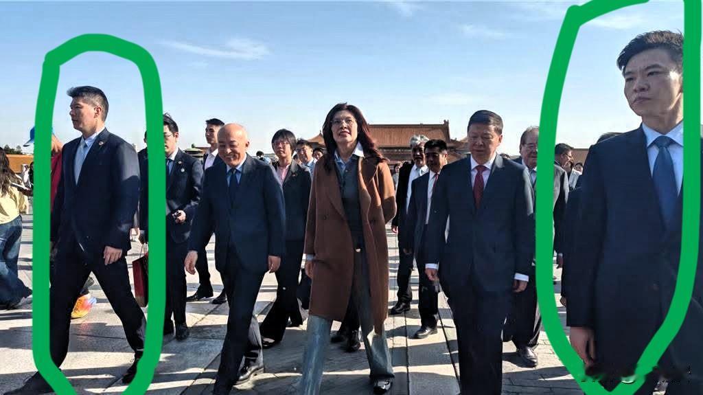 郑丽文在北京天安门广场一行，也注意到旁边这两个英俊帅气，眼神坚毅的男士应该是“最