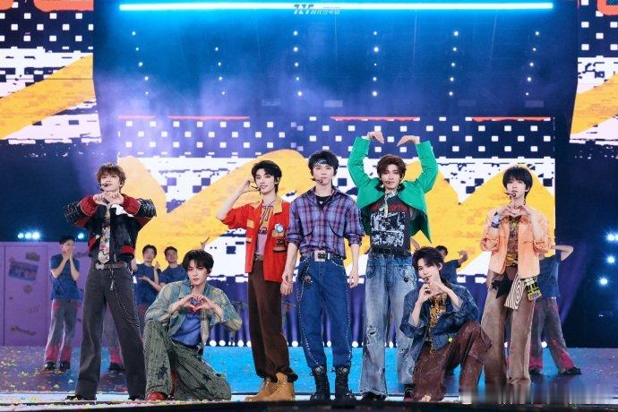 时代少年团冰红茶 蓄力前行的时代少年团，既在舞台上全力以赴，也懂得给自己留出无拘