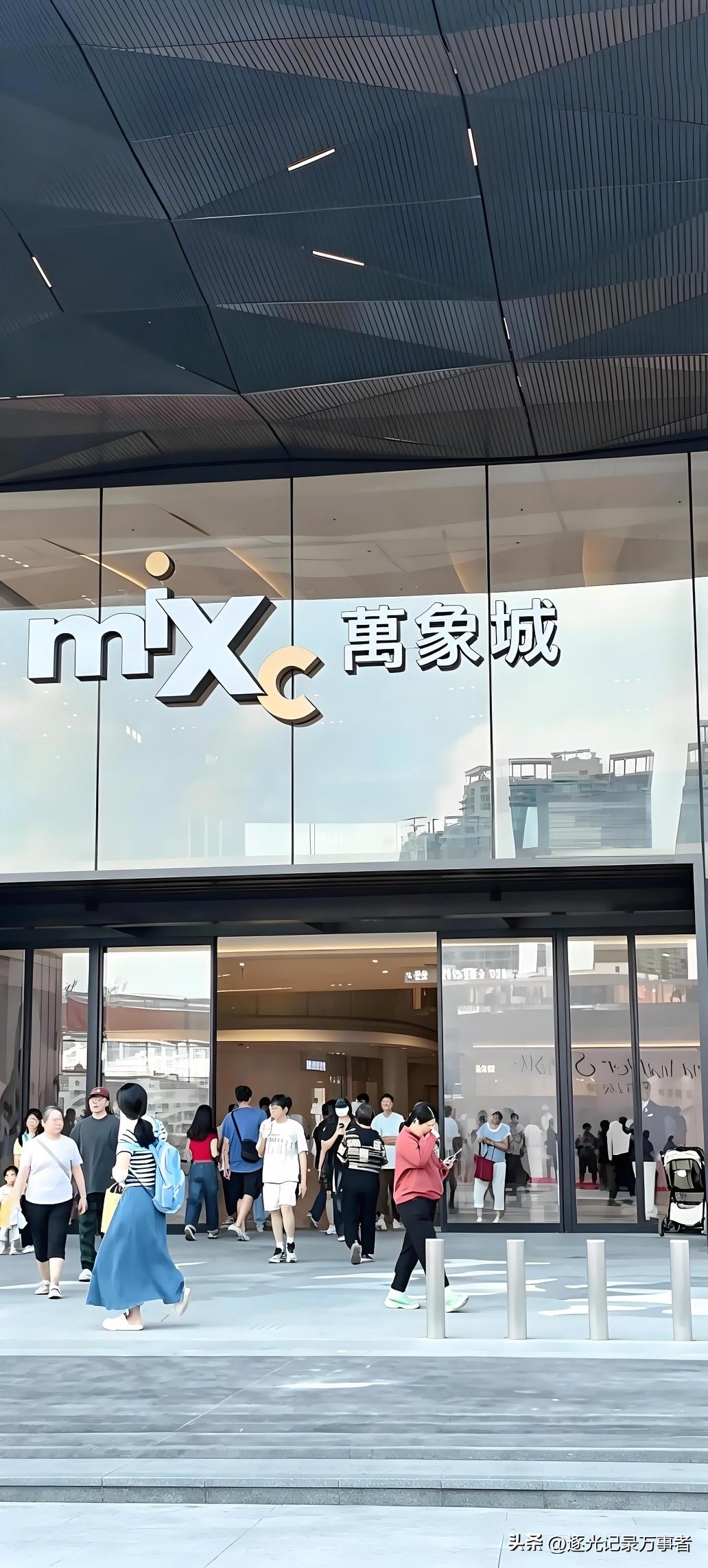 广州白鹅潭万象城，细节真的很暖心！
38度高温天，户外长廊直接安排上带水雾的大风