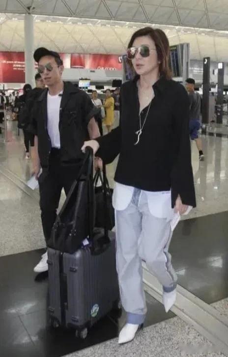 关之琳真是美了一辈子的人，原来裤子还能这样穿，这种反穿牛仔裤的穿法，真的是又酷又