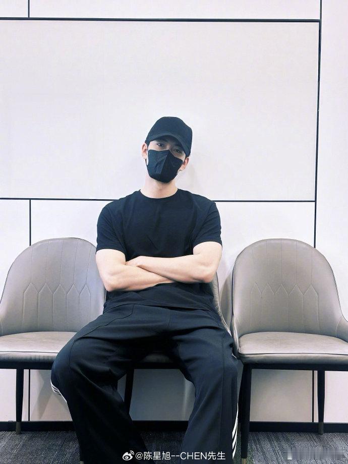 陈星旭都选B 陈星旭被夹在中间听八卦好笑程度100% 