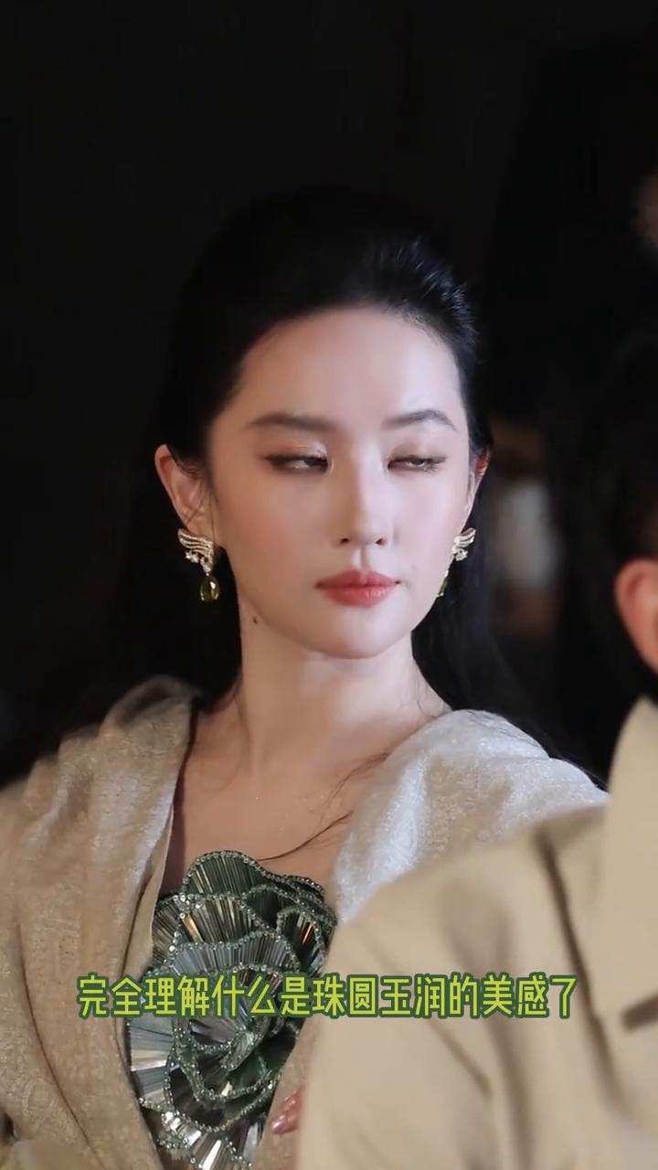 完全理解什么是珠圆玉润的美感了。刘亦菲、刘诗诗两大八五花同天活动，刘亦菲真的是次