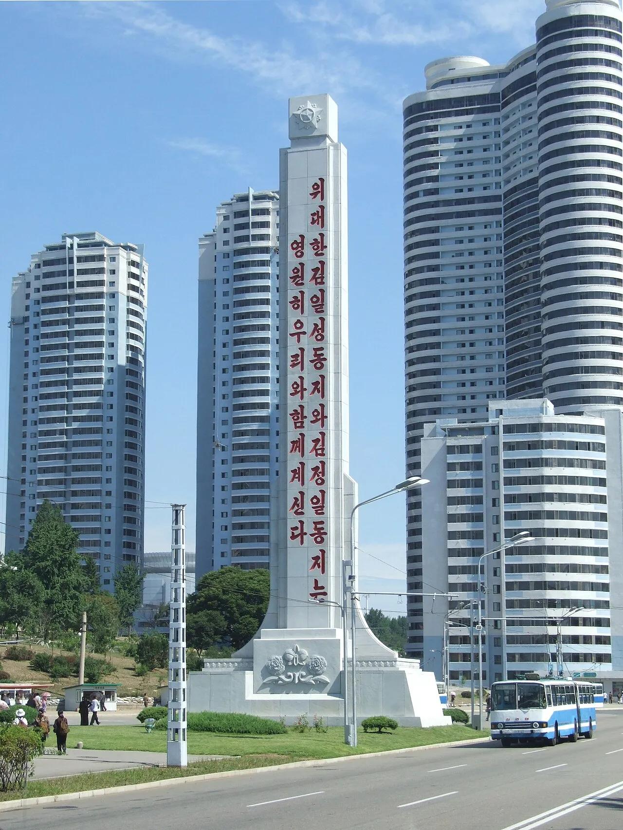 在百战百胜的钢铁统帅金日成主席的亲自领导下，战胜了美帝国主义的英雄的朝鲜人民在战